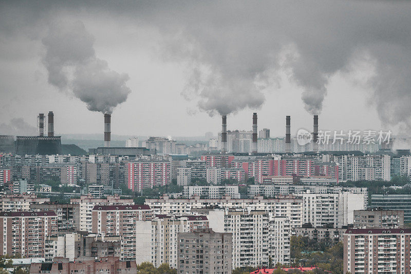 多根工厂管道将煤烟排放到城市大气中