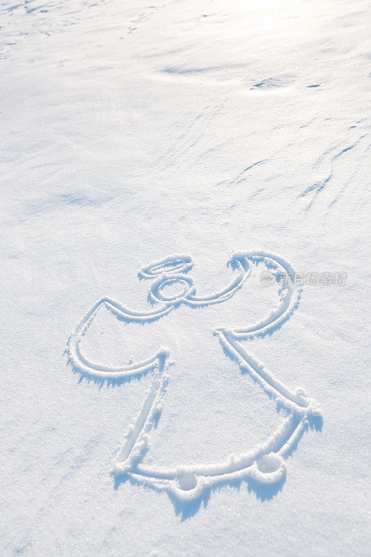 雪天使肖像在雪的背景