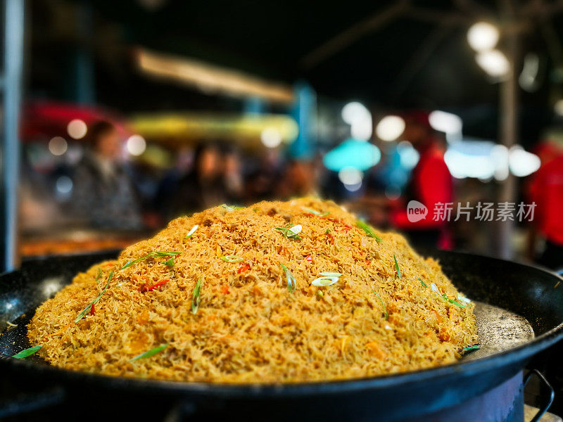 街头小吃市场的一大锅刚煮熟的米饭