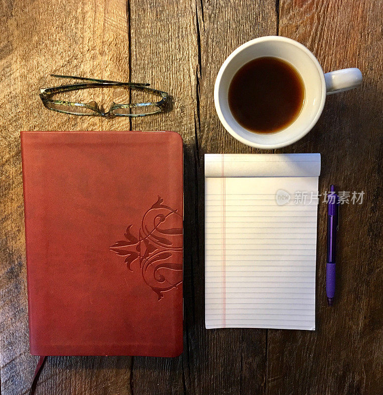 圣经、记事本和咖啡丘