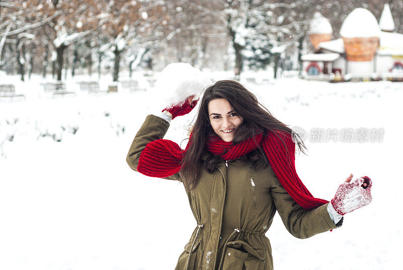 可爱的小女孩在玩雪