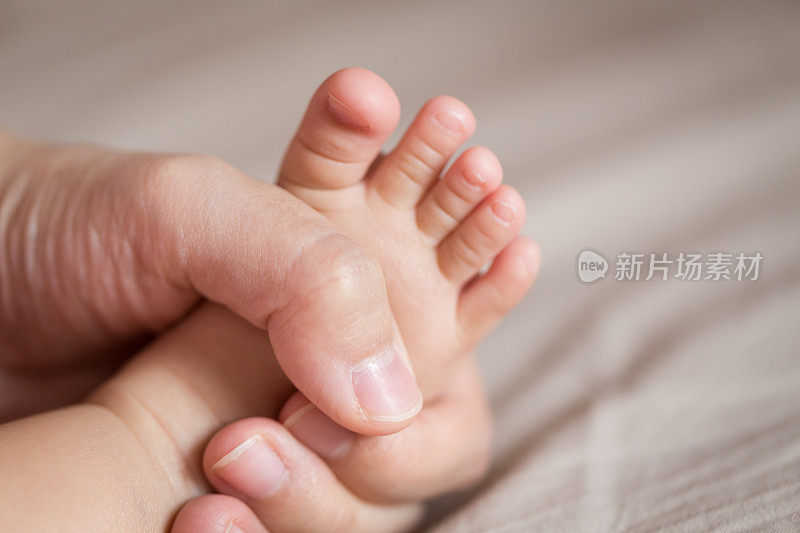 妈妈的手牵着宝宝的小脚