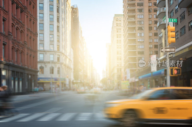纽约街头的出租车和人们在曼哈顿，纽约纽约市