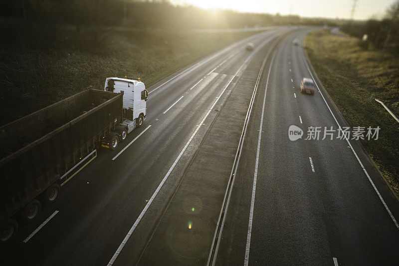 卡车在高速公路上