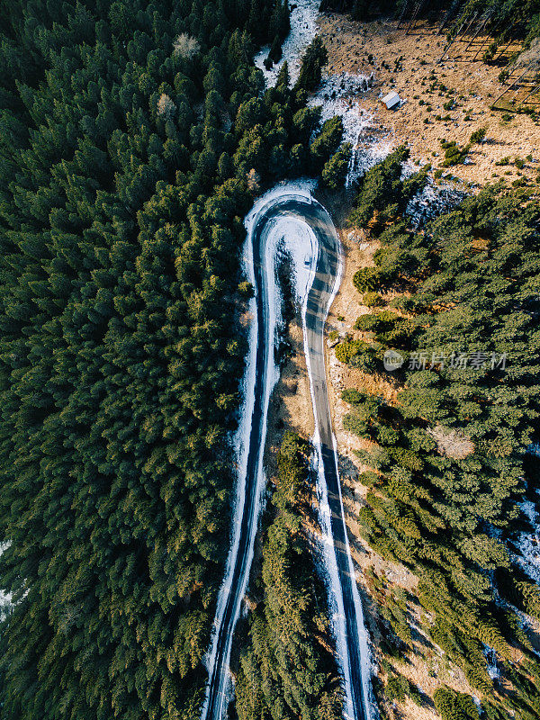 鸟瞰图雪域森林与道路。无人机从上面拍下的
