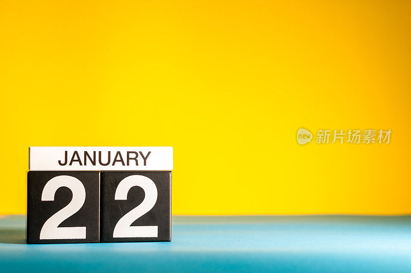 1月22日。1月22日，日历以黄色为背景。冬天的时间。文本空白