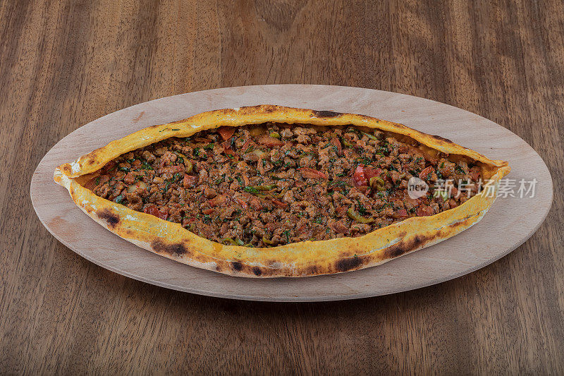 土耳其传统皮塔饼中有奶酪和肉