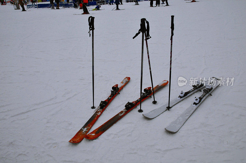 滑雪板靠近滑雪斜坡。加拿大西部的一个滑雪胜地，位于卡纳斯基郡。