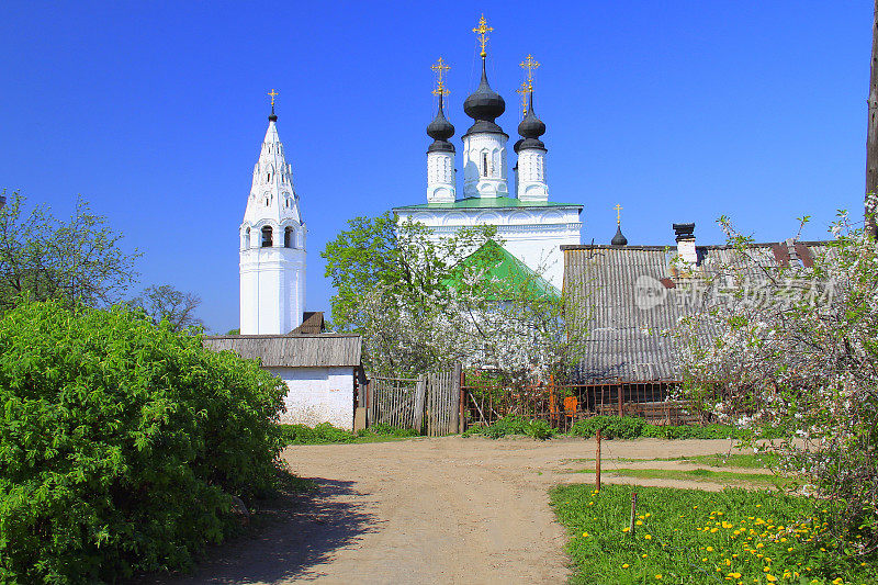 俄罗斯村庄老城景观-修道院和教堂-中世纪东正教大教堂和钟楼-古苏兹达尔典型的田园诗般的俄罗斯村庄，城市景观全景，弗拉基米尔州，金环，俄罗斯