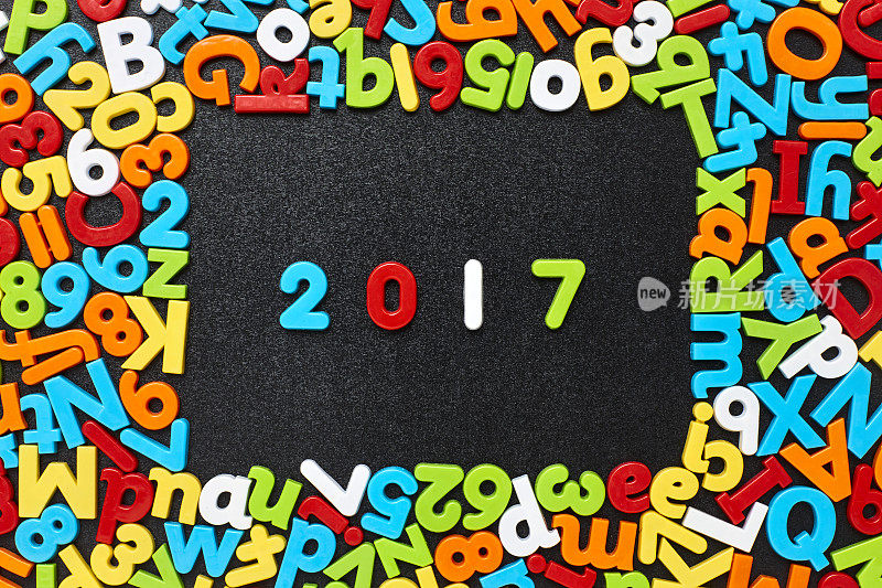在彩色字母和数字中俯瞰2017年