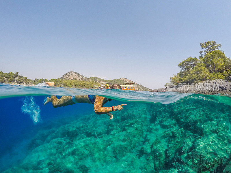 Göbün湾在Göcek。漂浮在海底的女士。