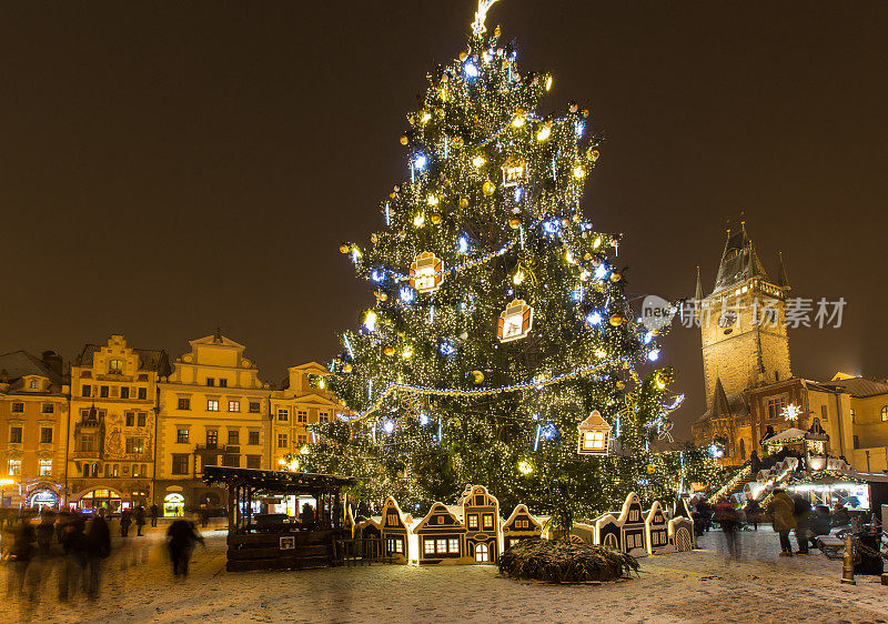 布拉格的老城广场在圣诞节期间