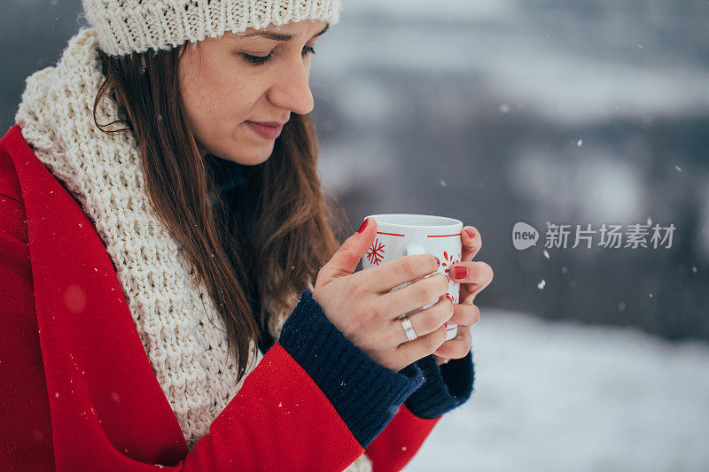 下雪时喝热茶