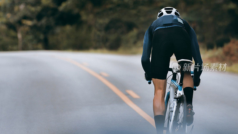 自行车运动员通过冲刺来提高速度。