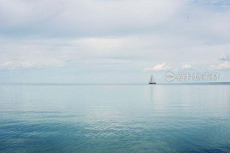 夏季海上帆船景观