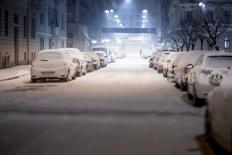 白雪覆盖的街道上的汽车