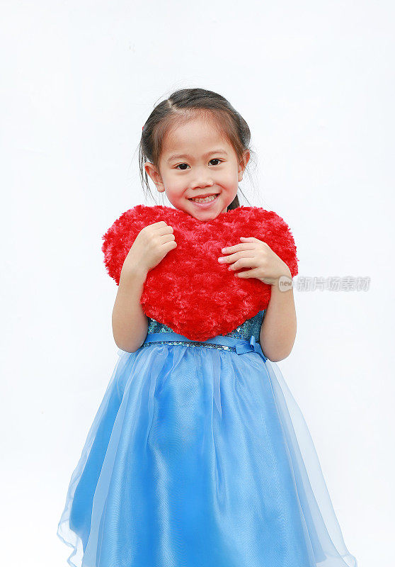一个可爱的亚洲小女孩的肖像与红色的情人节心孤立在白色的背景。