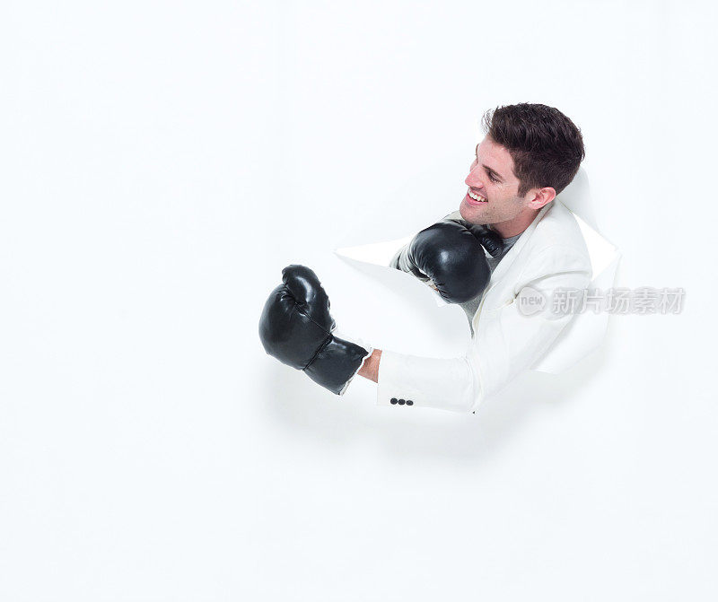 英俊的男人在白色西装拳击