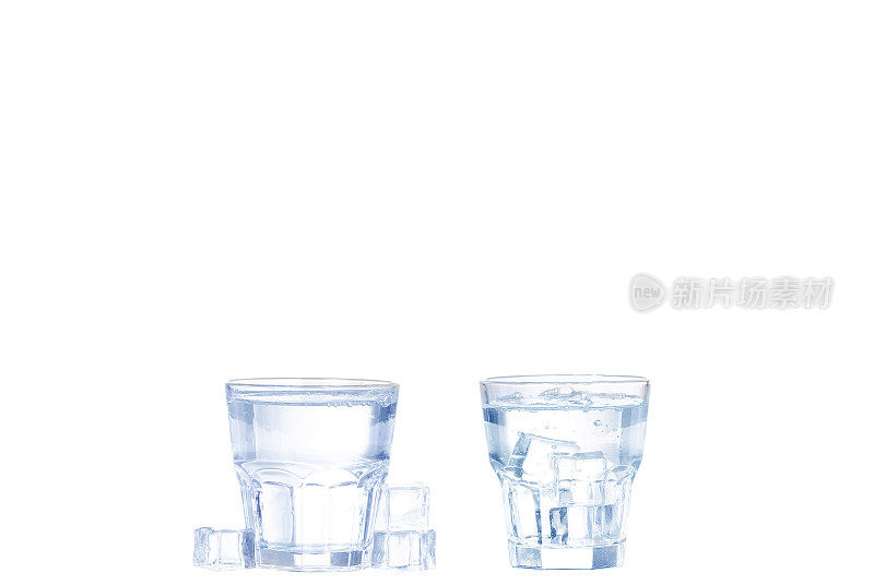 collage拼贴画把水从玻璃水罐倒在白色的背景上
