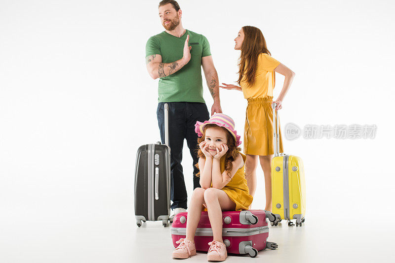 心烦意乱的小孩坐在行李箱上，而父母则在争论白色，旅行的概念