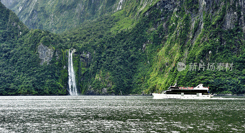 游船和斯特林瀑布，新西兰