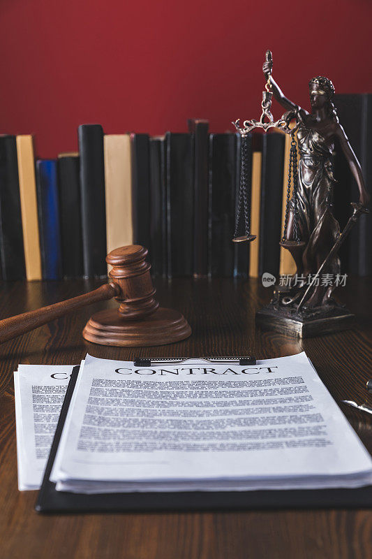 法律契约木桌上有锤子和淑女正义、法律观念