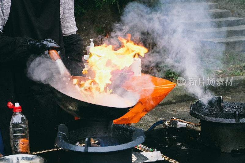 在街头美食节上准备烧亚洲菜