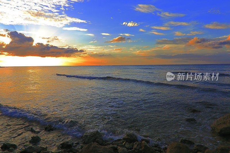 田园诗般的海滩在金色日落-蒙特哥湾-牙买加，加勒比海