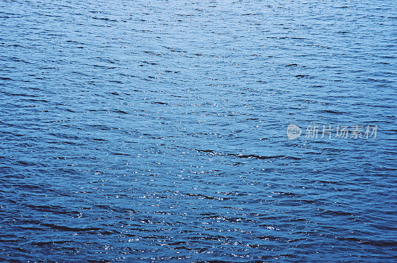 暗黑色的水波纹表面背景