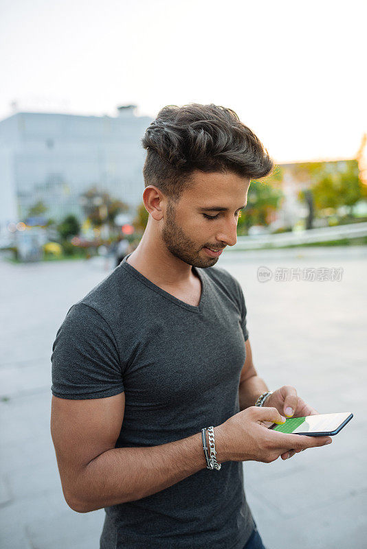 中东成年男子用手机和女孩在线聊天