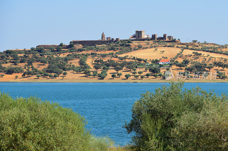 Mourão中世纪城镇和Alqueva大坝水库，Alentejo，葡萄牙