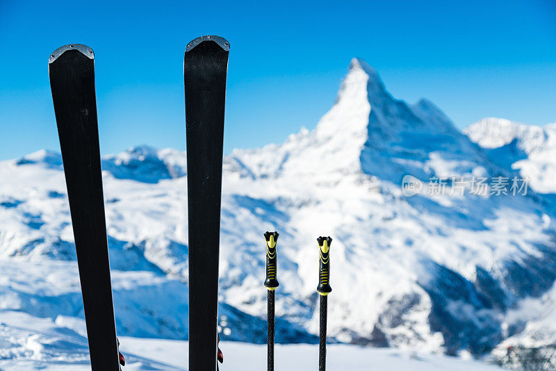 瑞士策马特的滑雪和滑雪杖