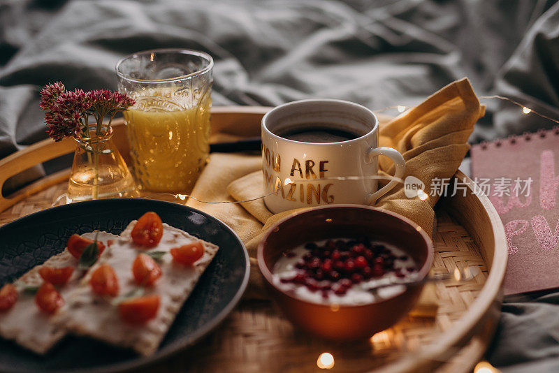 早餐在床上托盘，咖啡和食物