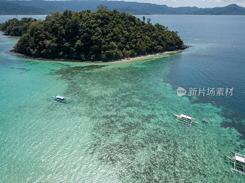 令人惊叹的无人机拍摄的热带岛屿和船在绿松石纯净的水。上图，拍摄于菲律宾群岛，亚洲。港口巴顿,巴拉望