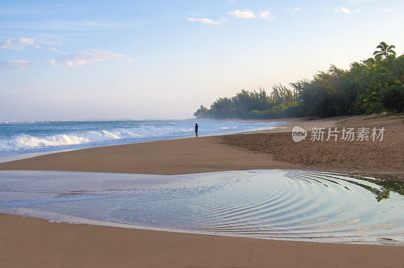 独自在考艾岛隧道海滩