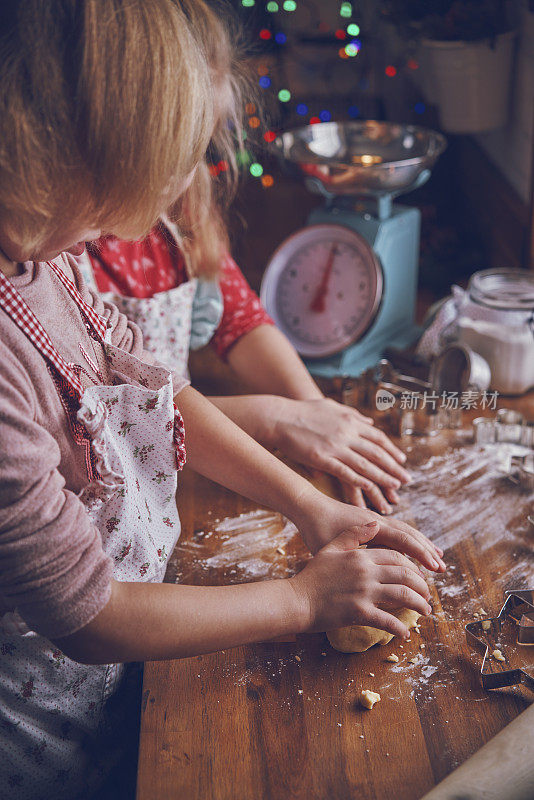 小女孩揉面团做圣诞饼干