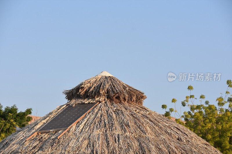 带太阳能板的木屋