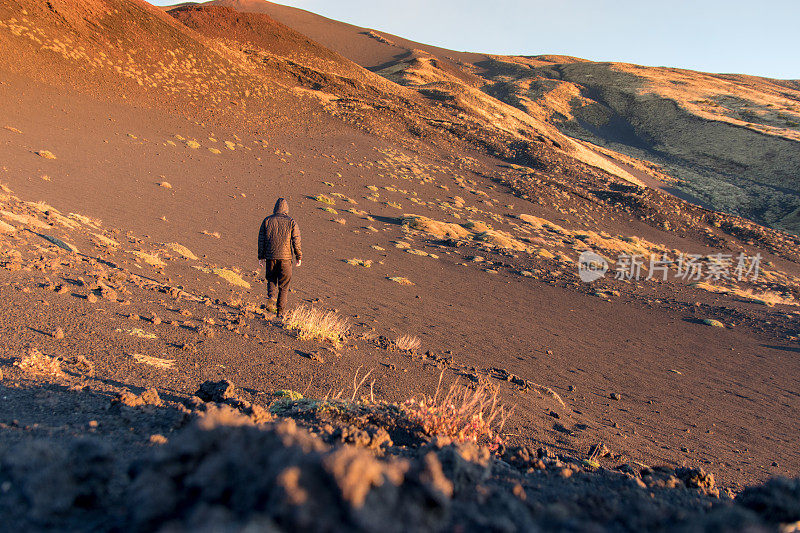 人们在火山上行走