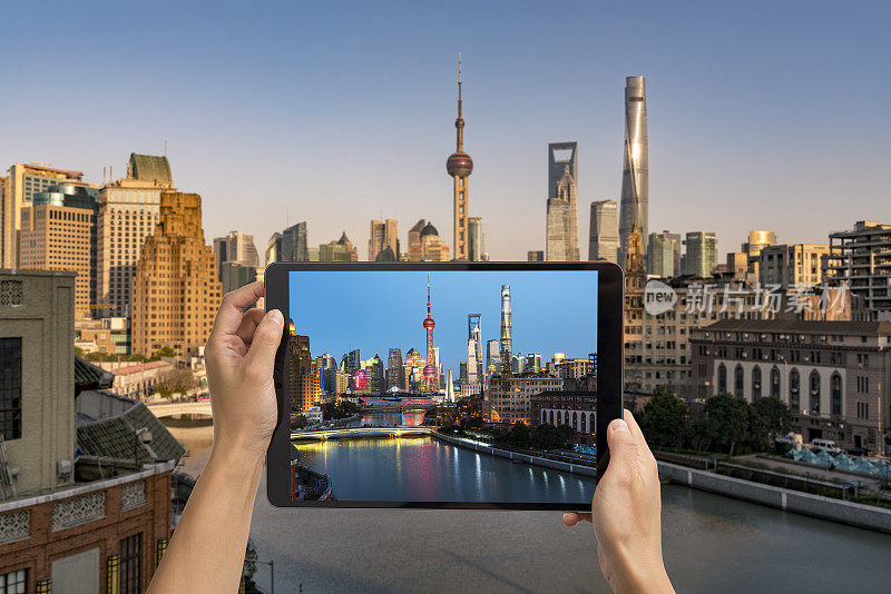 从电子设备的屏幕上看上海的天际线