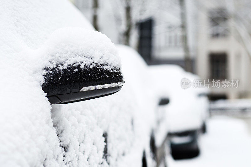 白雪覆盖的面目全非的汽车