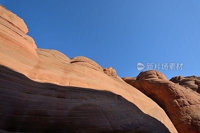 壮观如波涛般的丹霞地貌