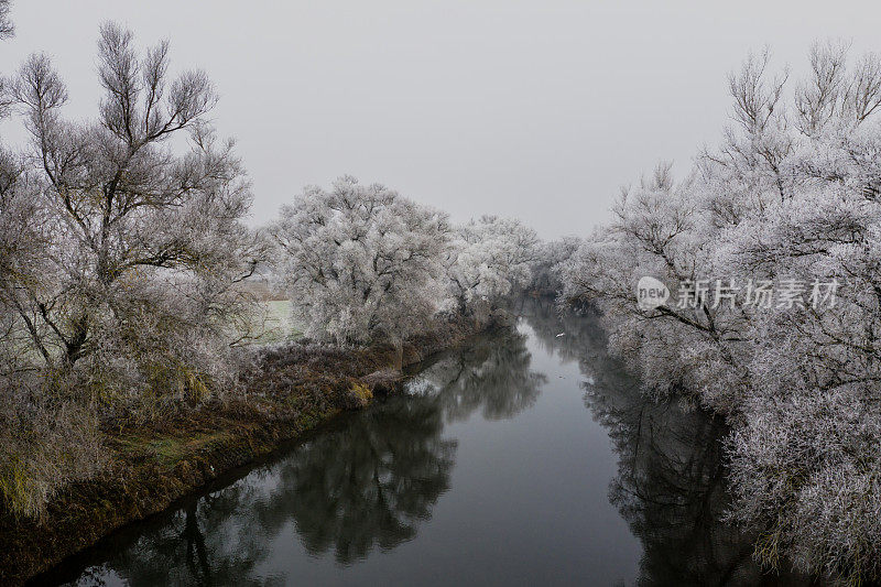 冬季河流鸟瞰图