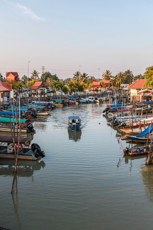 马六甲河边的一个渔村
