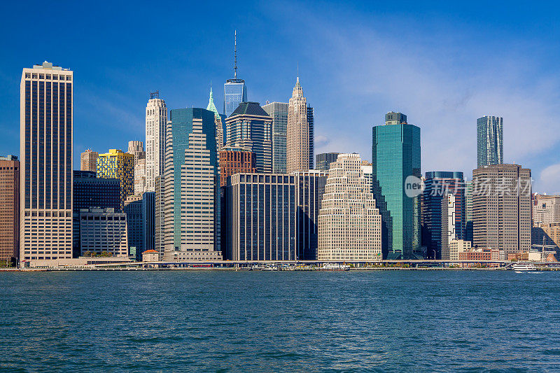 纽约市天际线与金融区曼哈顿下东区和东河，纽约，美国。