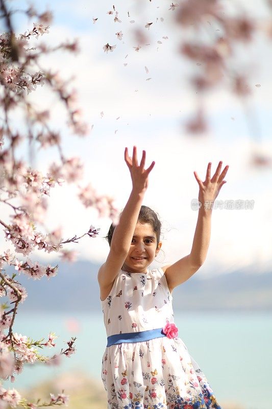 美丽的小女孩在花圃里