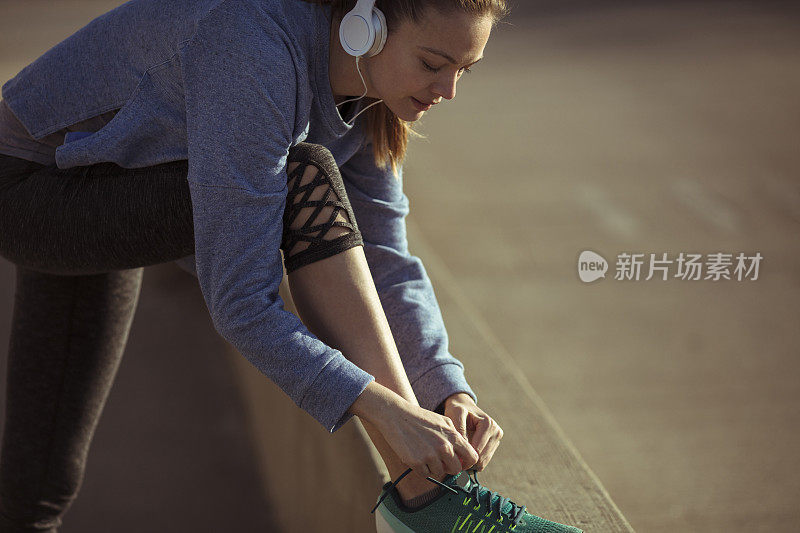 女人系鞋带