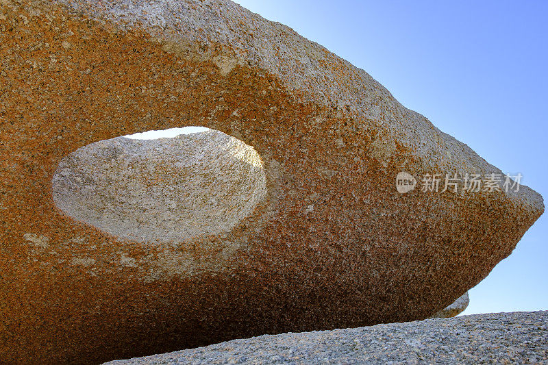 在美丽的夏日里，法国布列塔尼的粉红色花岗岩海岸上，大自然塑造的岩石