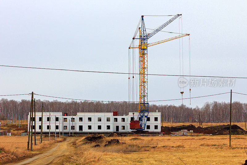 板房的建造。建筑起重机