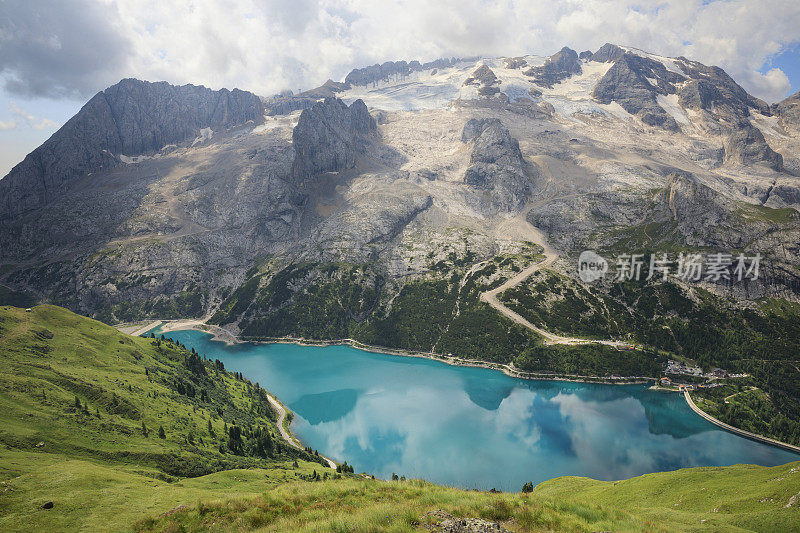 夏天的风景。从意大利北部Dolomites的Fedaia山口到Pordoi山口的休息点，可以看到美丽的Fedaia湖和马尔莫拉达山。