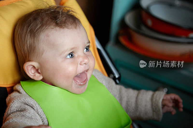 面带微笑的婴儿兴奋地张着嘴